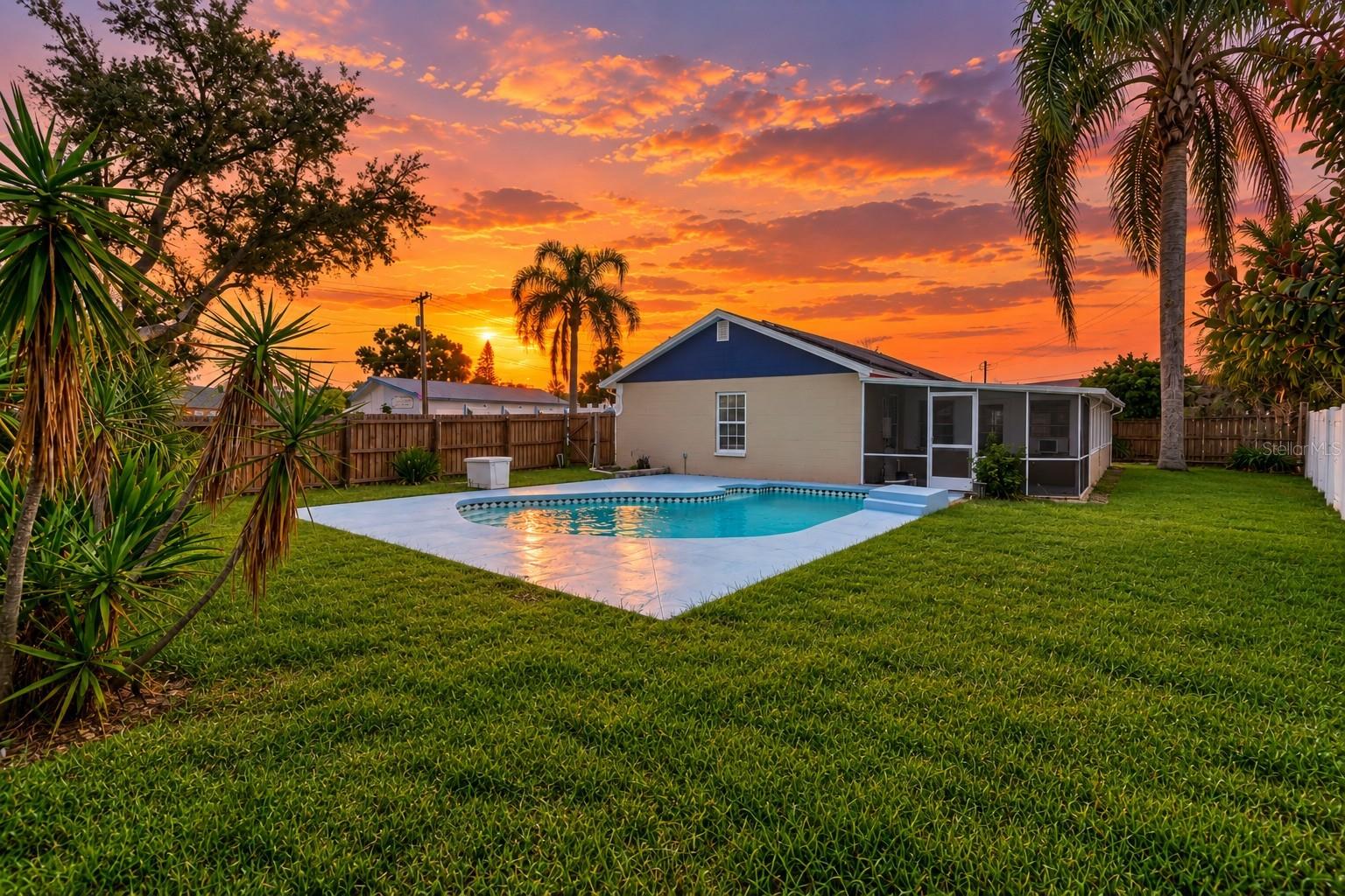 208 FLAMINGO DR