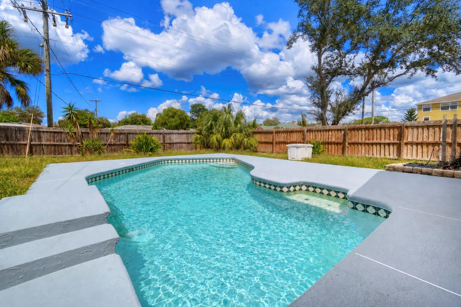 208 FLAMINGO DR