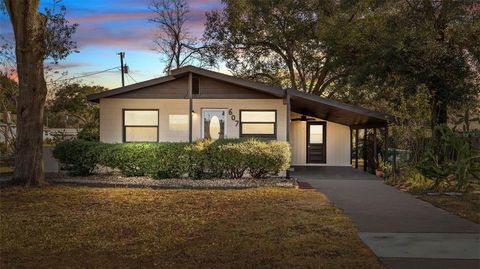 Photo of 607 Patricia Avenue, Fruitland Park, FL 34731 (MLS # G5106950)