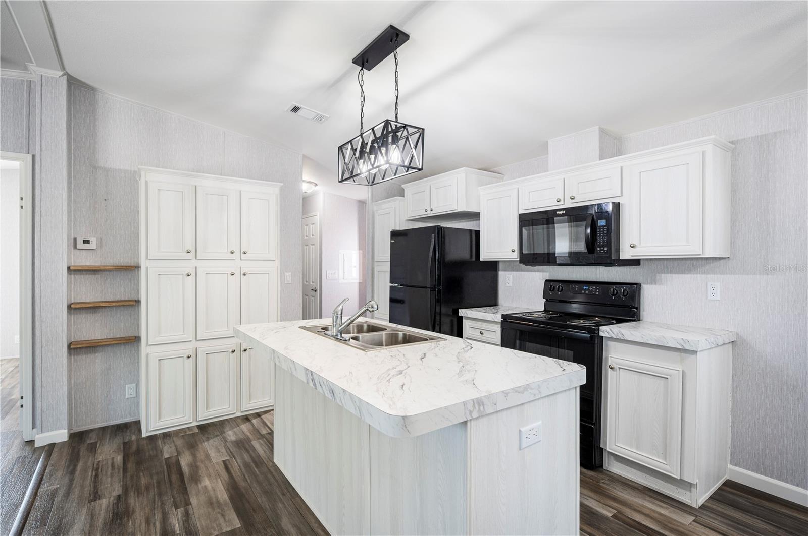 SADDLEBAG LAKE - Residential