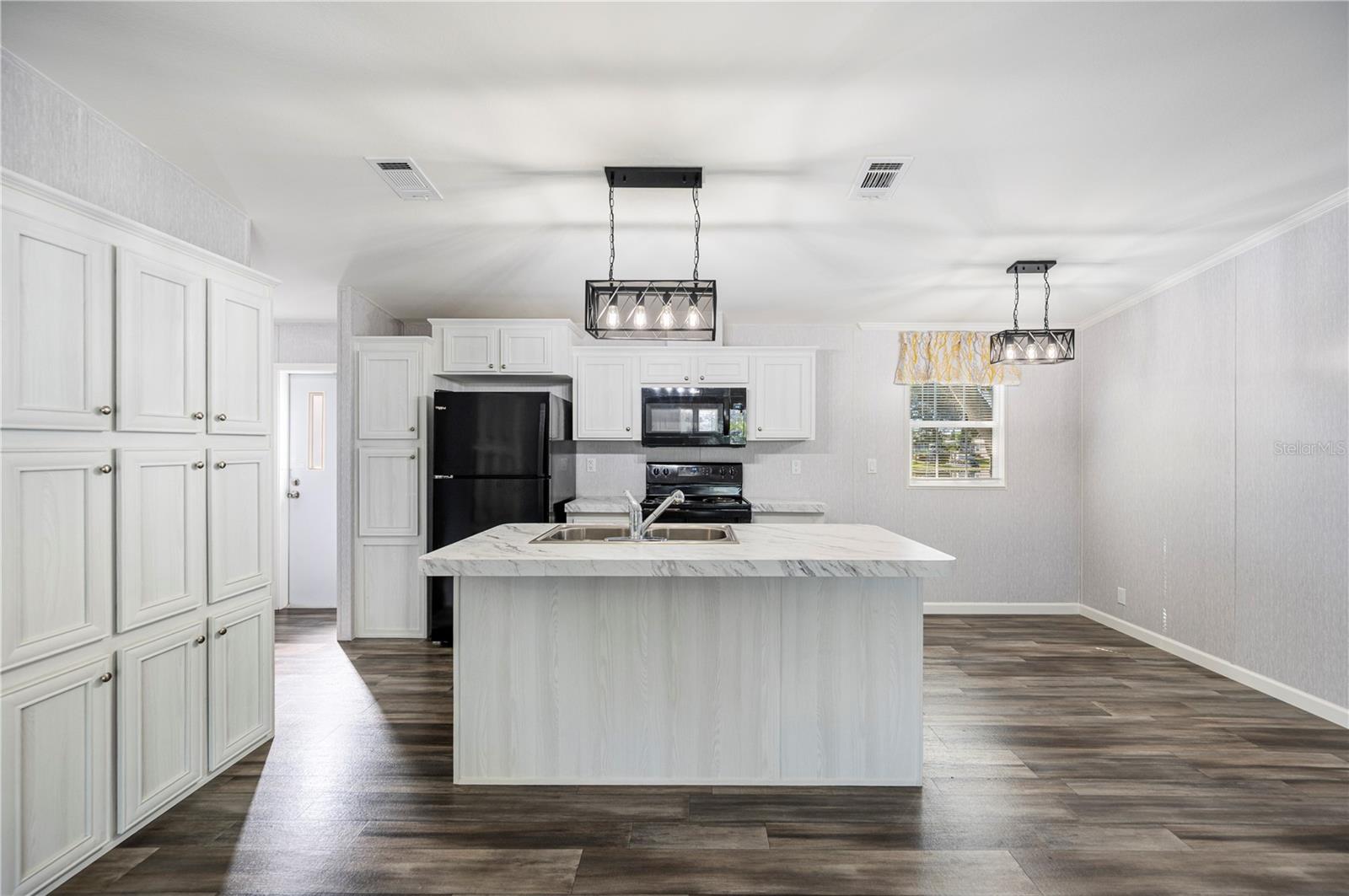 SADDLEBAG LAKE - Residential