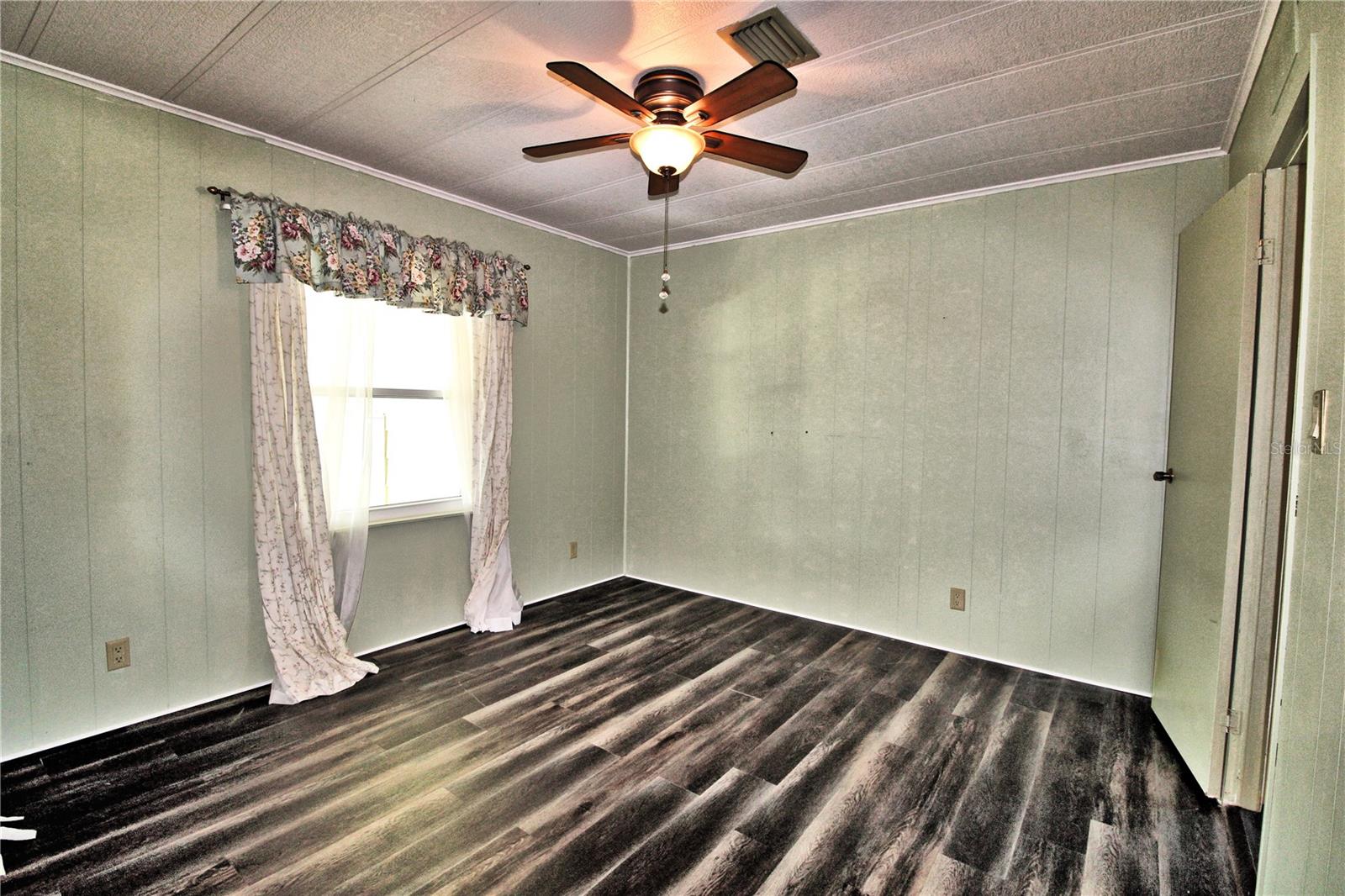 LAUREL WOOD MOBILE ESTATES UNIT 4 - Residential