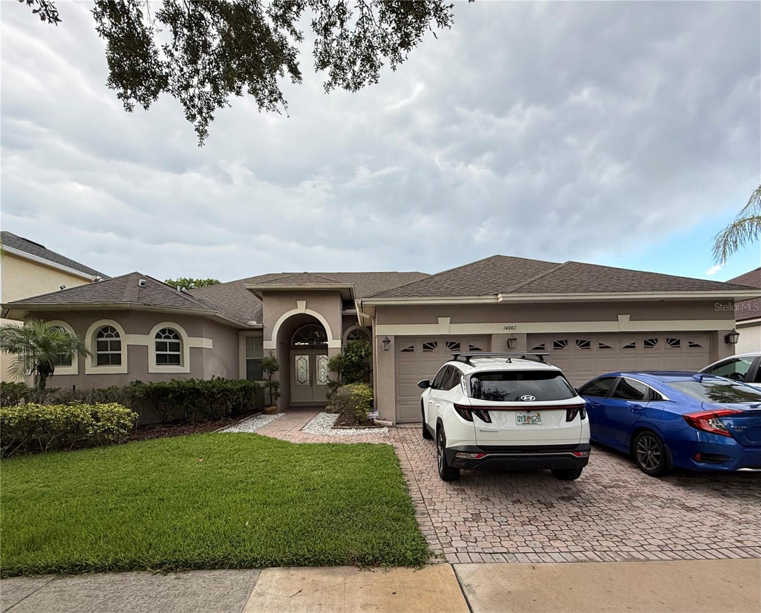 Waterfront 5 bedrooms, 3 full baths one floor single family house in Hunter's Creek. Open floor plan with marble counter tops, tile and laminate flooring. Screened lanai with swimming pool and waterfront view. No neighbors to the rear of the house, very relaxing and privacy.