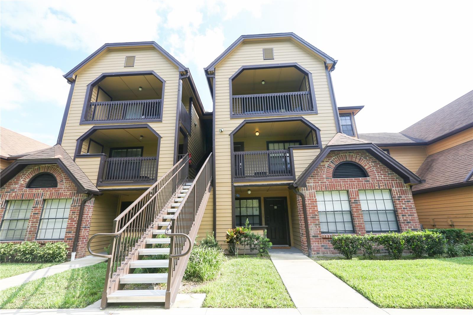 Welcome to this well maintained 1-bedroom, 1-bathroom condo. The condo is located close to the Altamonte Mall, restaurants, supermarkets, and I-4. The unit benefits from an open plan layout The kitchen has a center island and a closet pantry. This condo also offers stunning lakefront amenities, including two swimming pools, a fitness center, a clubhouse and theater room, tennis courts, beach volleyball