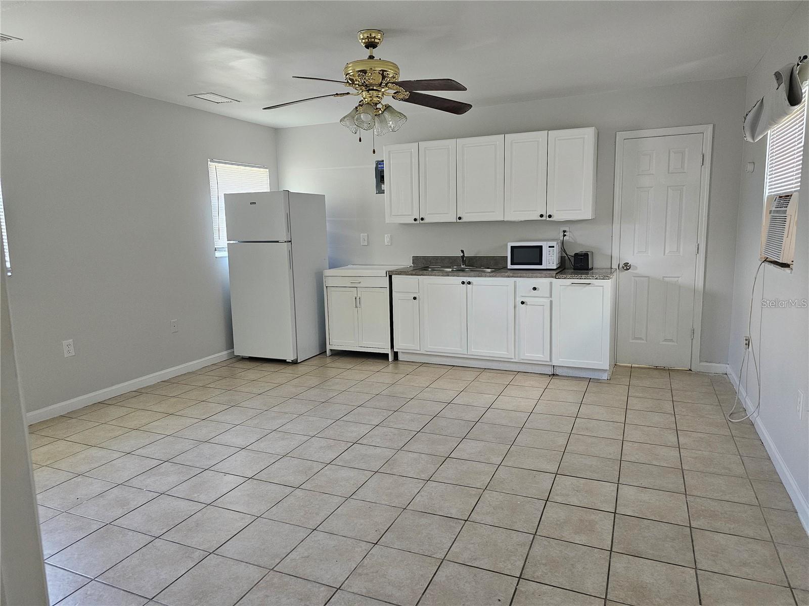 JOHN H DREWS 01 EXT - Residential Lease