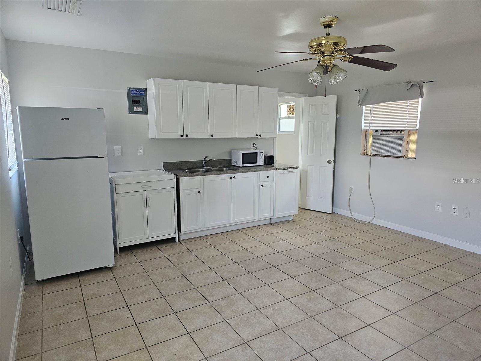 JOHN H DREWS 01 EXT - Residential Lease