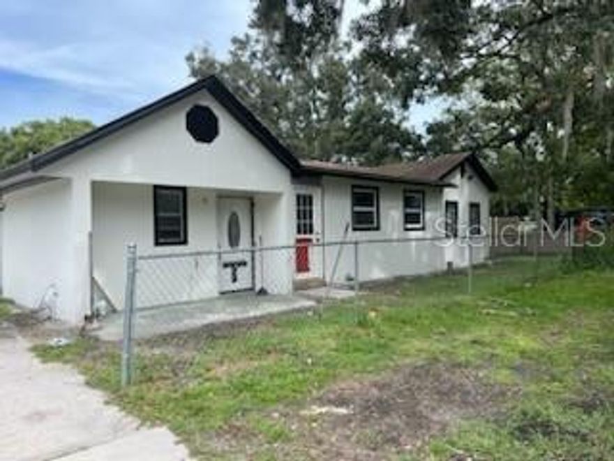 CORNER HOUSE! 3 Bedroom 2 Bath, perfect location 4 mins away same distance from 60, 27 and 17 (mayor roads), close to Walmart, Public and mayor restaurants. Big Lot to park more than 2 cars or build a guess house or big shed since its a corner lot you have two different street entrance. 3/2 totally renovated home new roof, A/C, new paint, new appliances, close to airport (10minutes) and all the atracciones Central Florida offers.