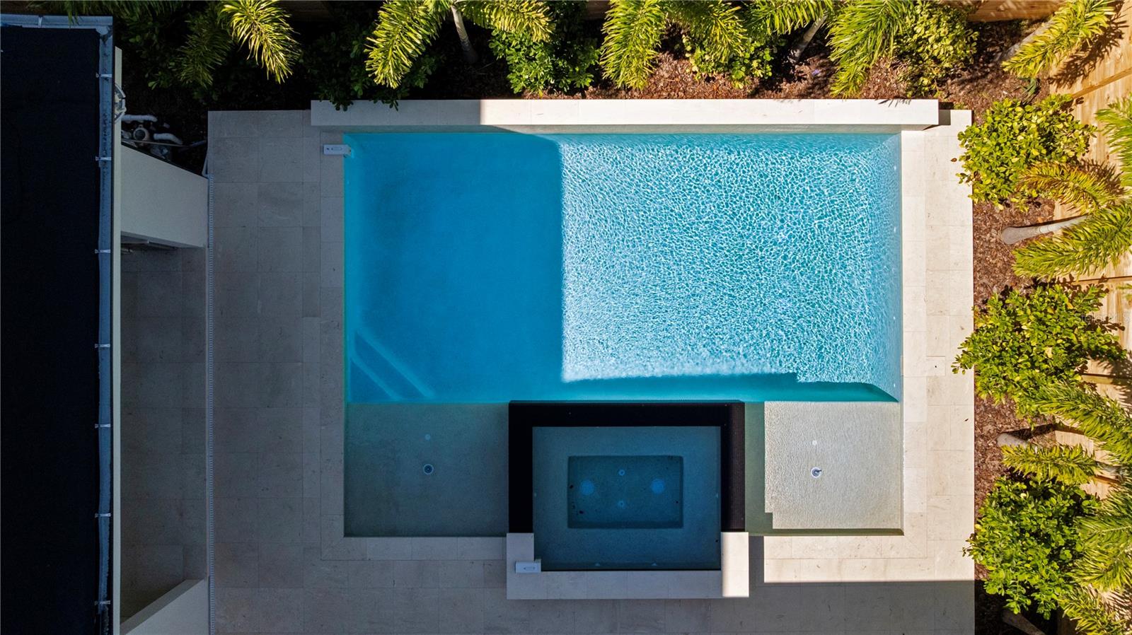 2201 N GLENWOOD DRIVE