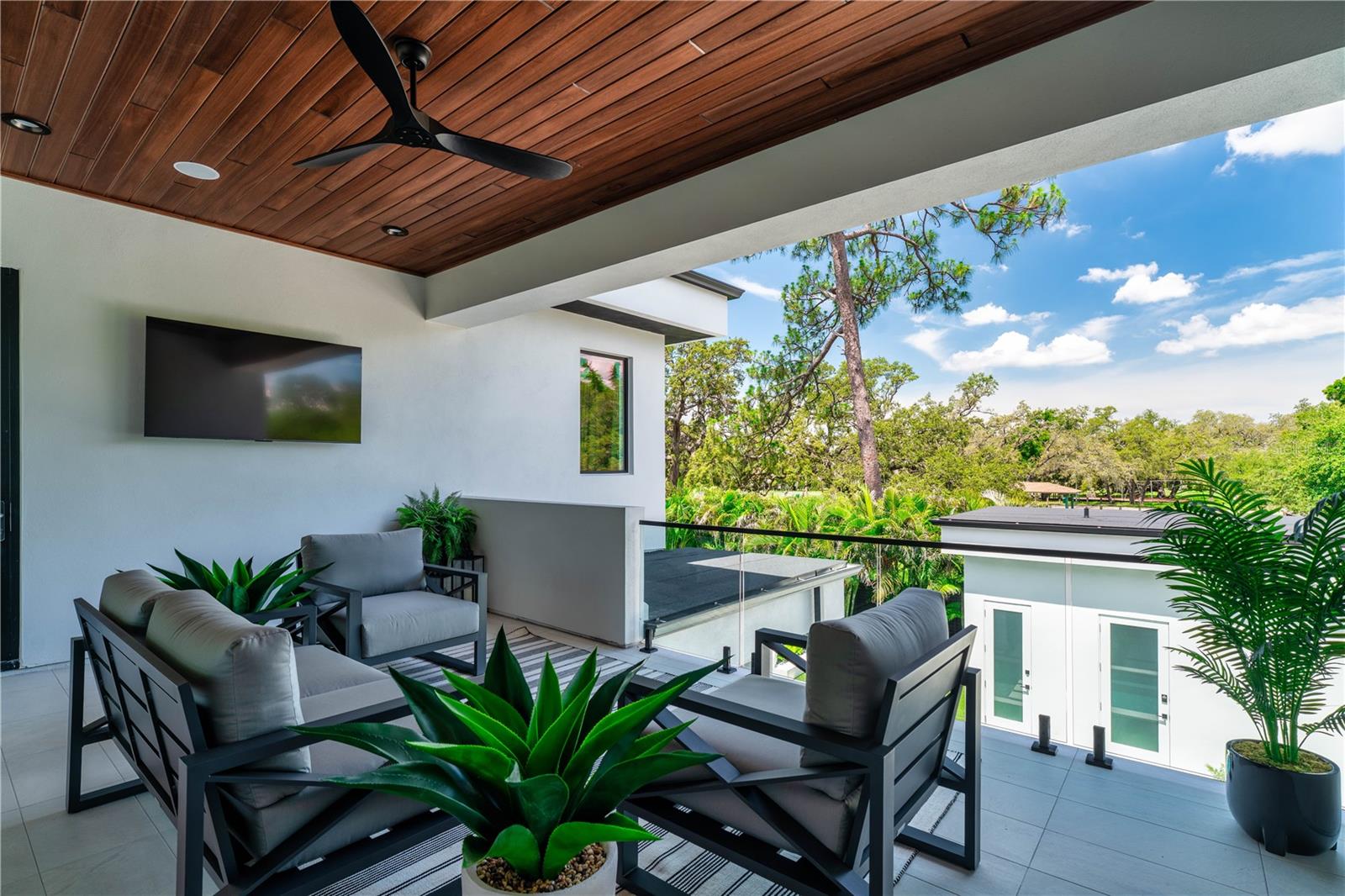 2201 N GLENWOOD DRIVE