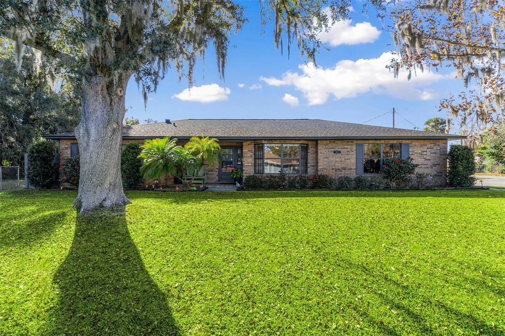 Photo of 2013 Edgewood Avenue, Leesburg, FL 34748 (MLS # G5106548)