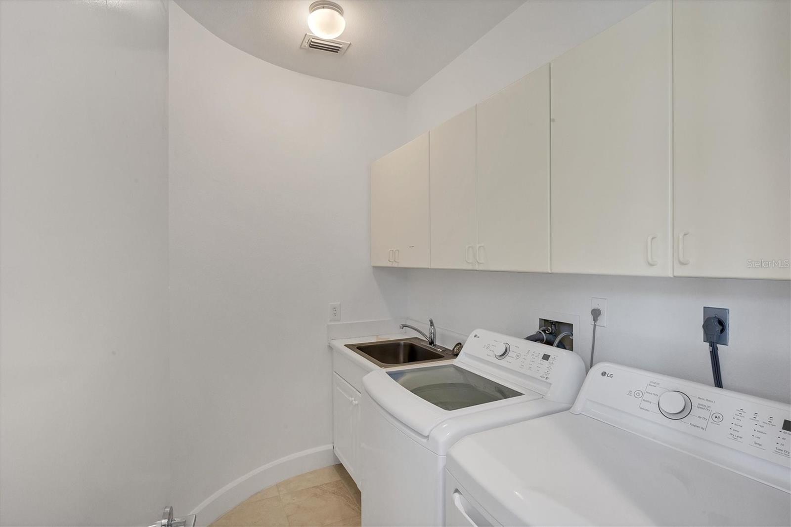 H & M ASSOC - Residential Lease