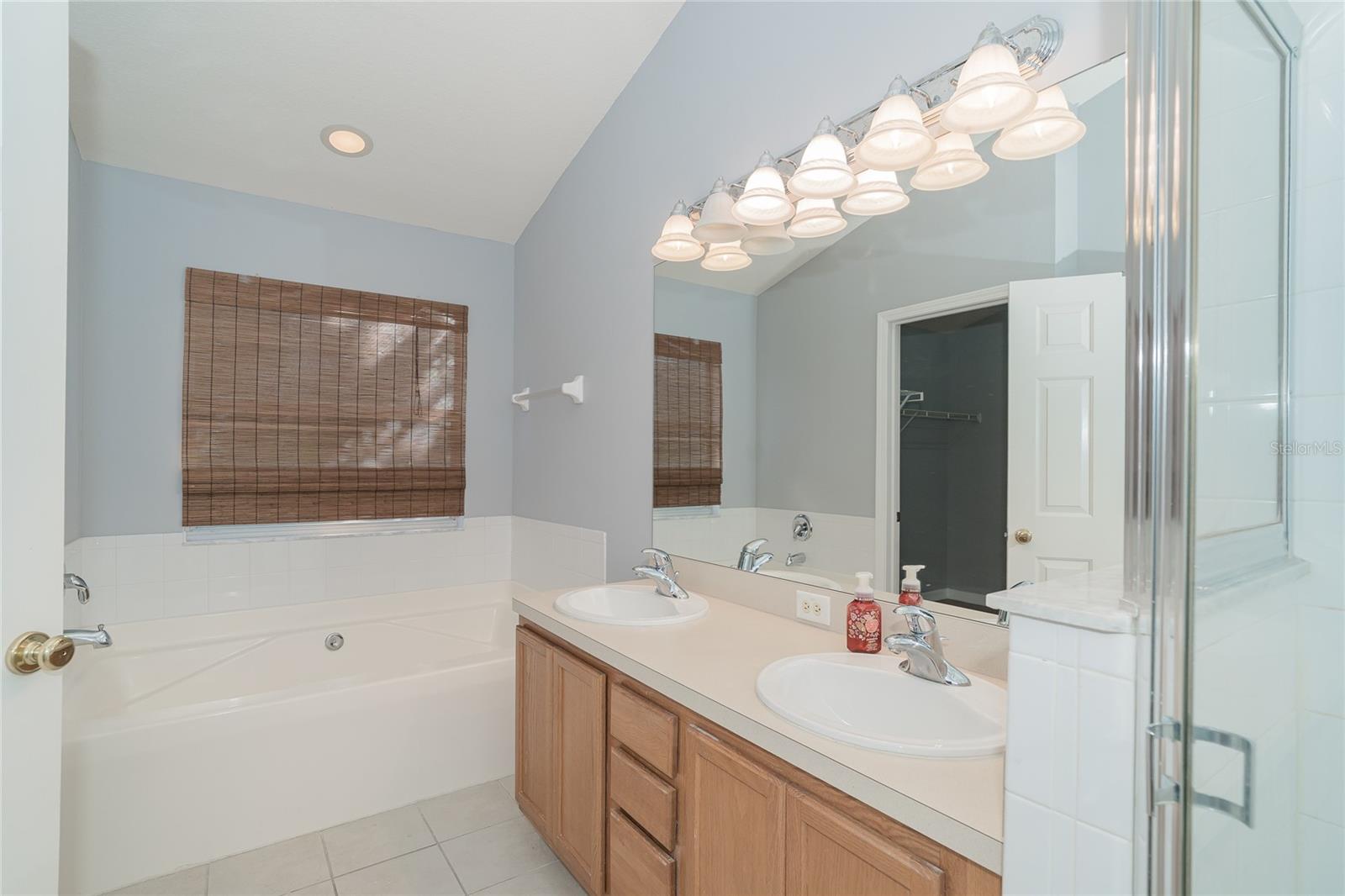 OAKWOOD TERRACE TWNHMS PHAS - Residential