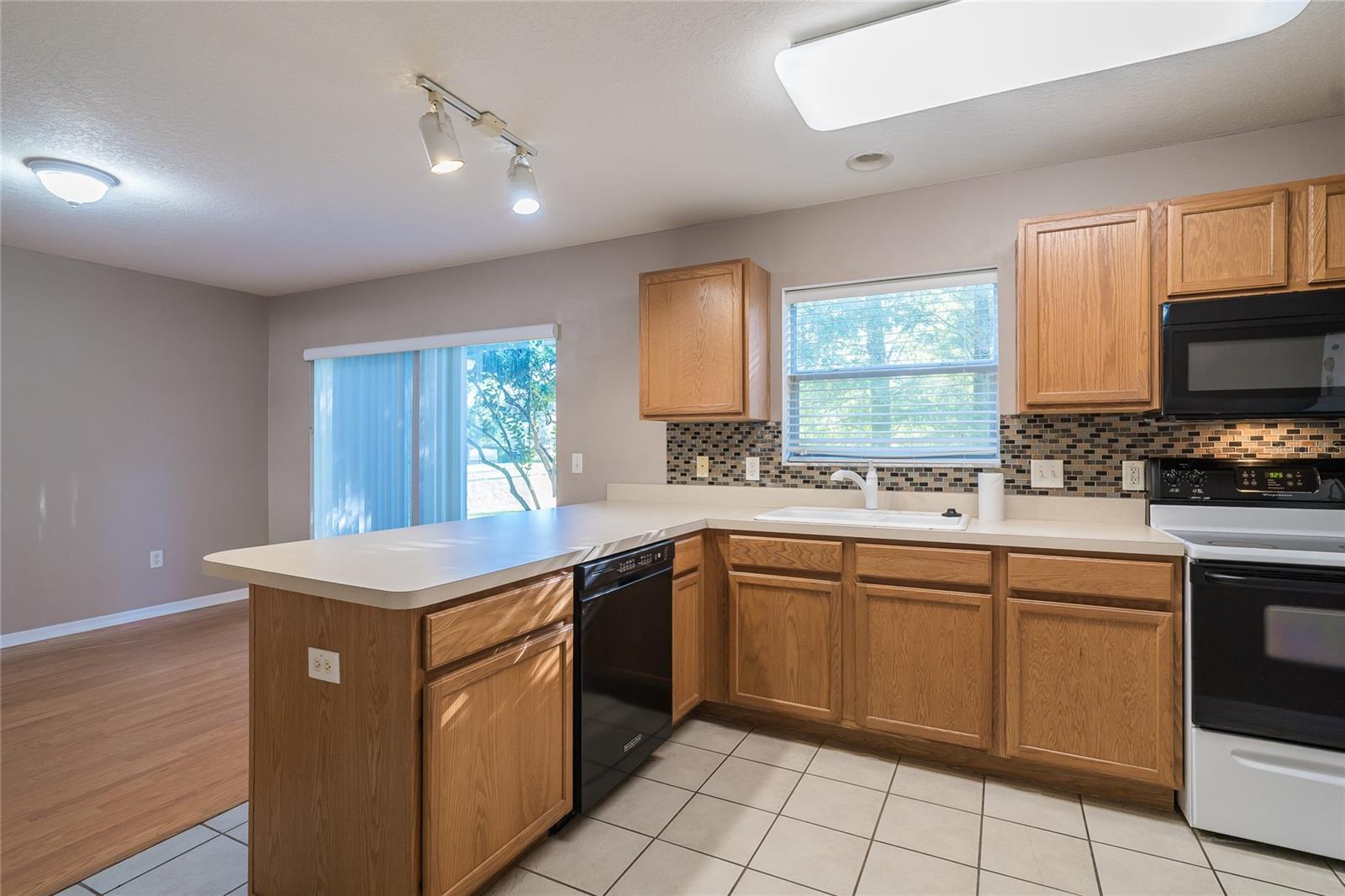 OAKWOOD TERRACE TWNHMS PHAS - Residential