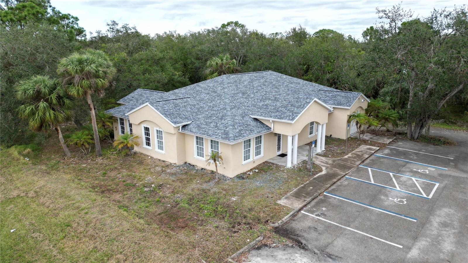 Free-standing commercial building for sale on Toledo Blade Blvd! This property was built in 2005 and has 4,524 SF in total. The 3 lots total 32,531 SF of land! The building is currently split into 2 units, but it could be further divided into 3 units. This property is zoned OMI (Office, Medical, Institutional), allowing for many possible uses!
New roof put on 9/5/2024!
Annual Average Daily Traffic Count : 19,400 (AADT)
This sale is for 3 lots : the lot the building sits on, the parking lot, and a lot behind the property backing up to Castlerock Lane.