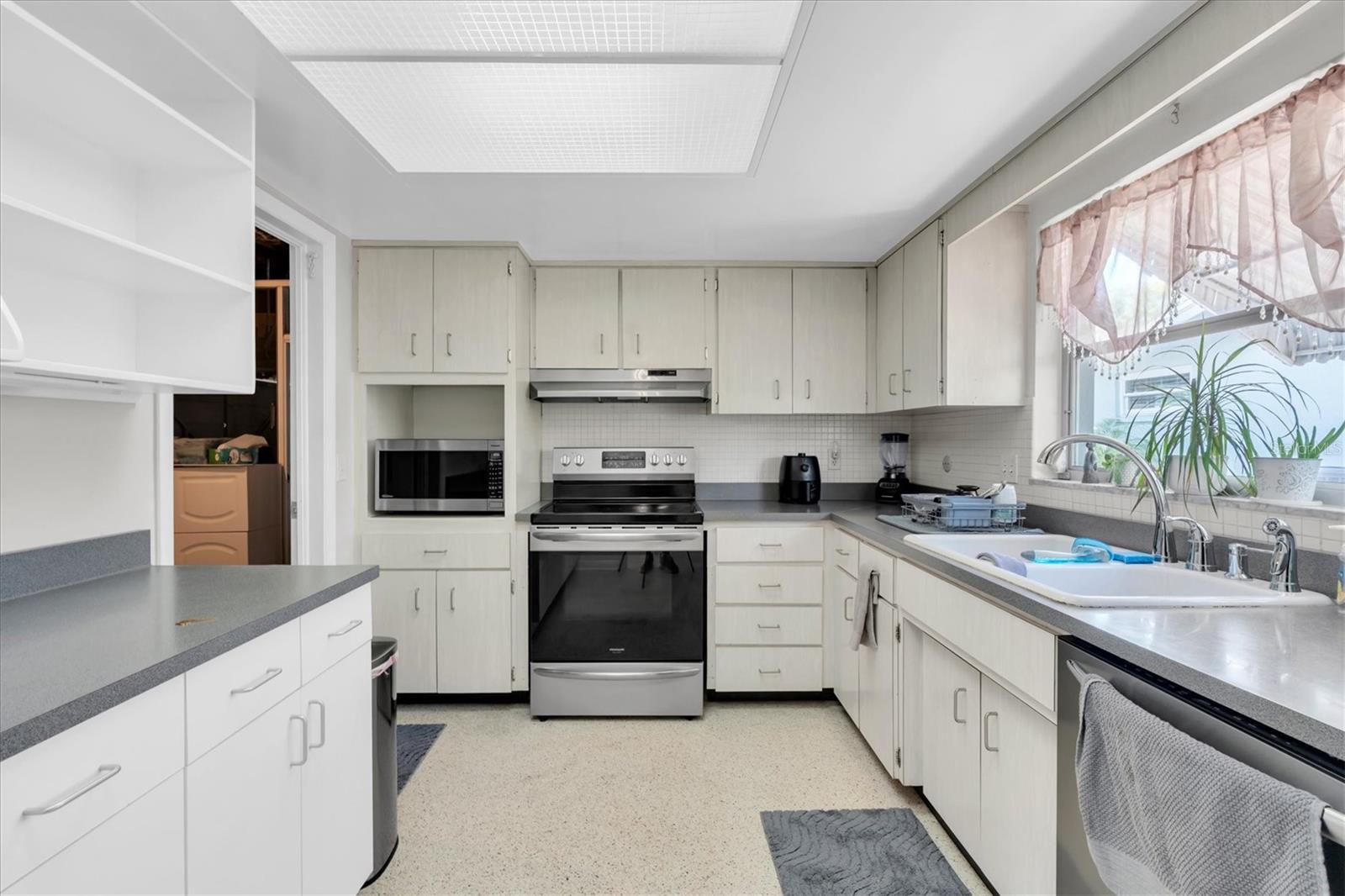 SUNSET LAKE ESTATES - Residential