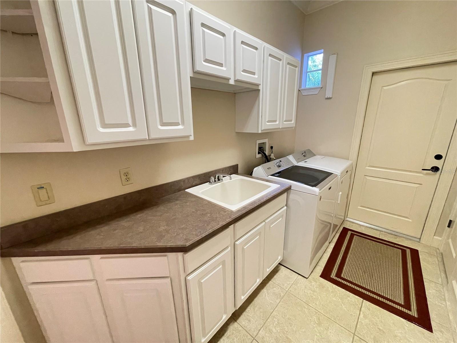 8122 WHITFORD COURT