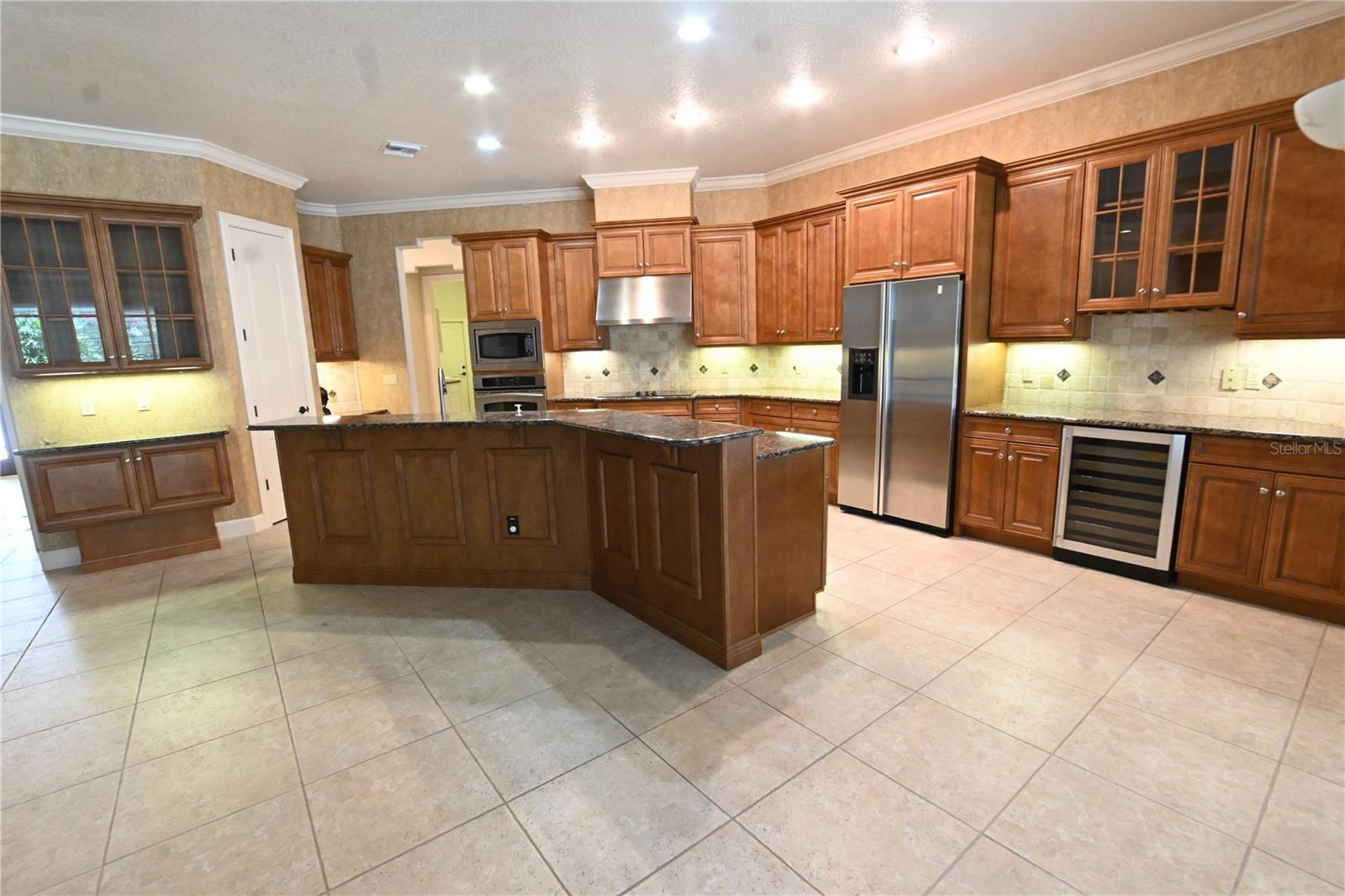 8122 WHITFORD COURT