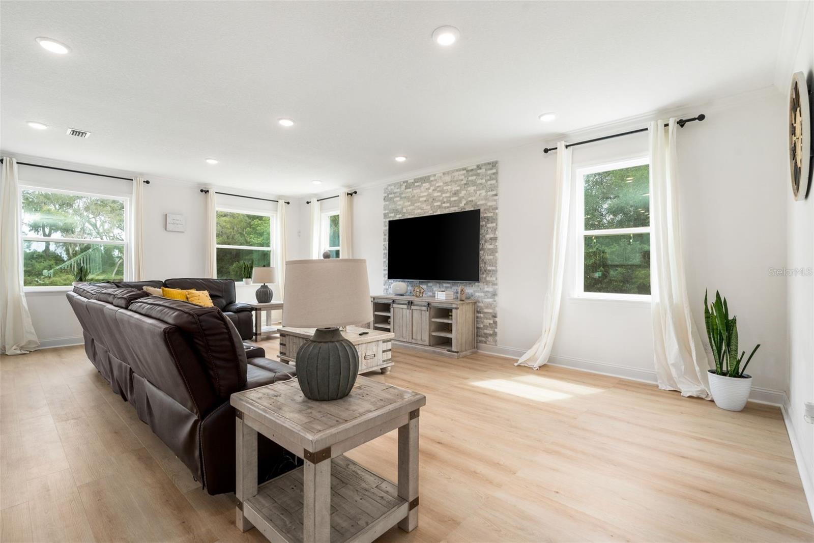 HALF MOON STATION - Residential