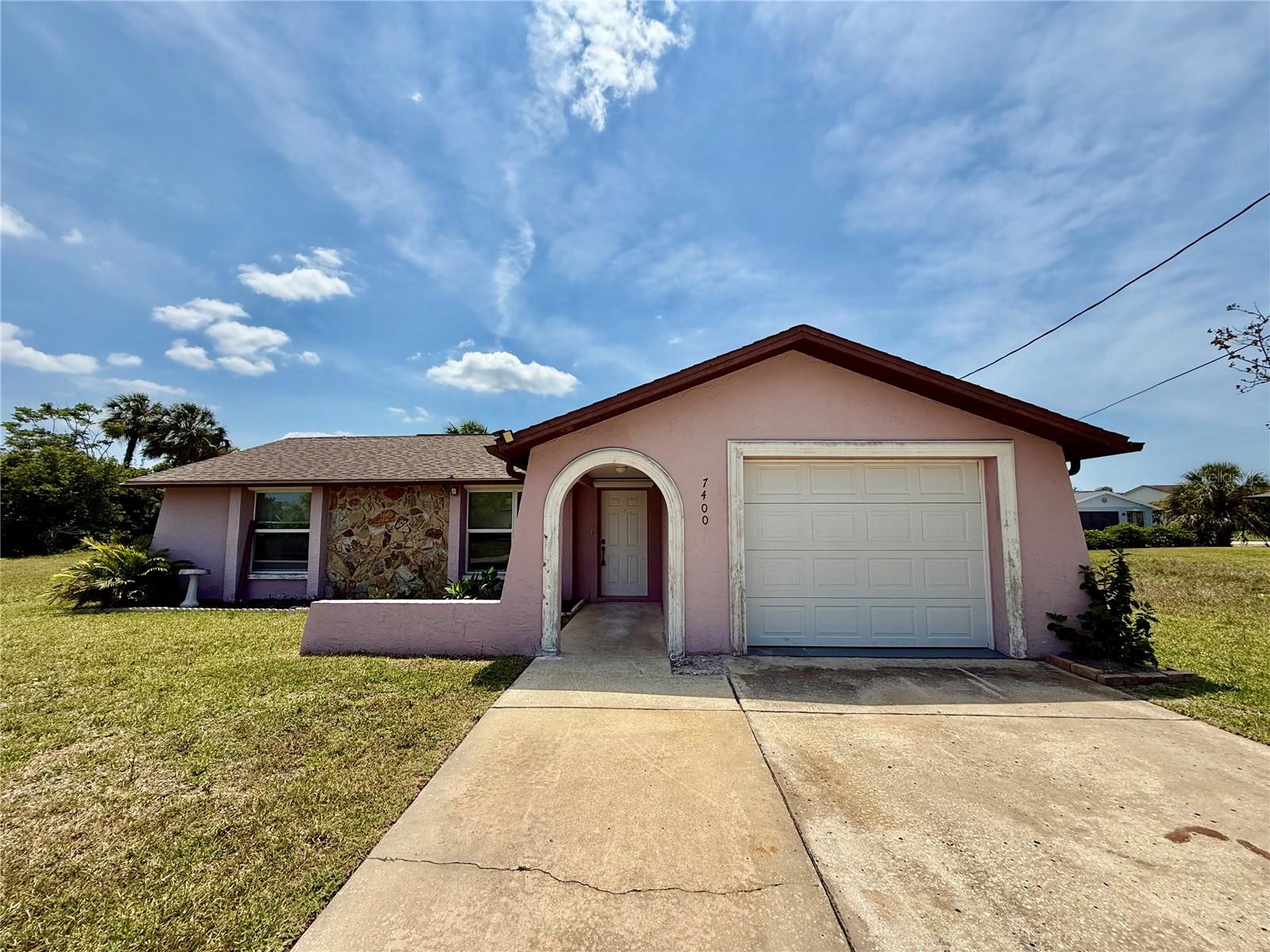 Are you ready for your next project? Don't miss out on this amazing opportunity with easy access to the community boat ramp and plenty of parking for a boat in the backyard.