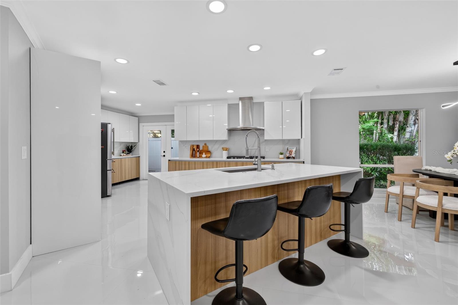 219 MIRAMAR BOULEVARD NE