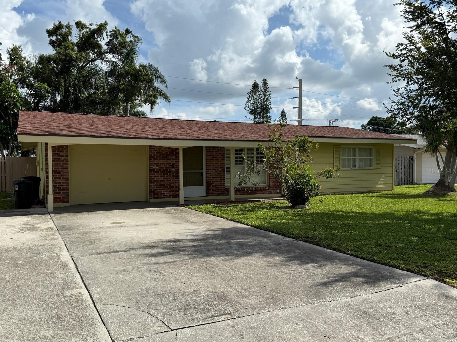Southgate Ridge Located just minutes from Sarasota’s world-famous beaches, Well mantained 2 BR/2 BA home w/17" tile in living room, kitchen, and Florida room; Tile in both bedrooms.Exterior painted Spacious kitchen w/breakfast bar, utility room w/pantry and washer and dryer, 1 car garage w/double slab driveway for your boat or RV. Unique brick patio w/pergola for filtered shade. Fully fenced . Excellent location w/highly rated schools and convenient to 3 major malls, Siesta and Lido keys, and downtown.