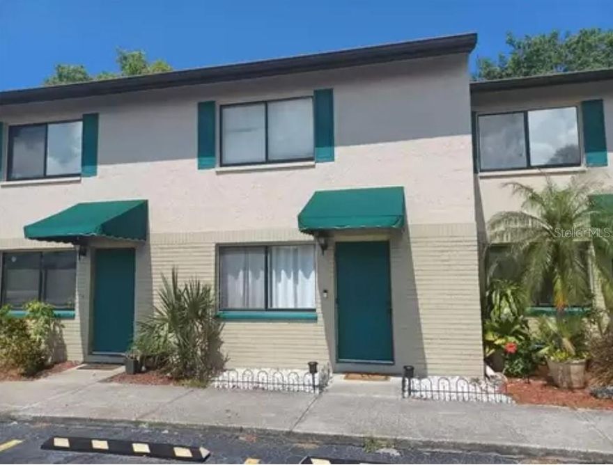 Perfect 2-bedroom 2-bathroom townhouse in great location in quiet neighborhood. Located on the border of Dunedin and Clearwater. Freshly painted with private and fenced patio. Ideal for and individual or family. Minutes from one of the best beaches of Honeymoon Island or Clearwater beach. Close to shopping, schools and 2 international airports. Small pets are welcome.