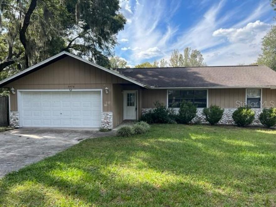 Charming 3 bedroom, 2 bath pool home close to shopping, restaurants, and events located in an established northeast Ocala neighborhood.