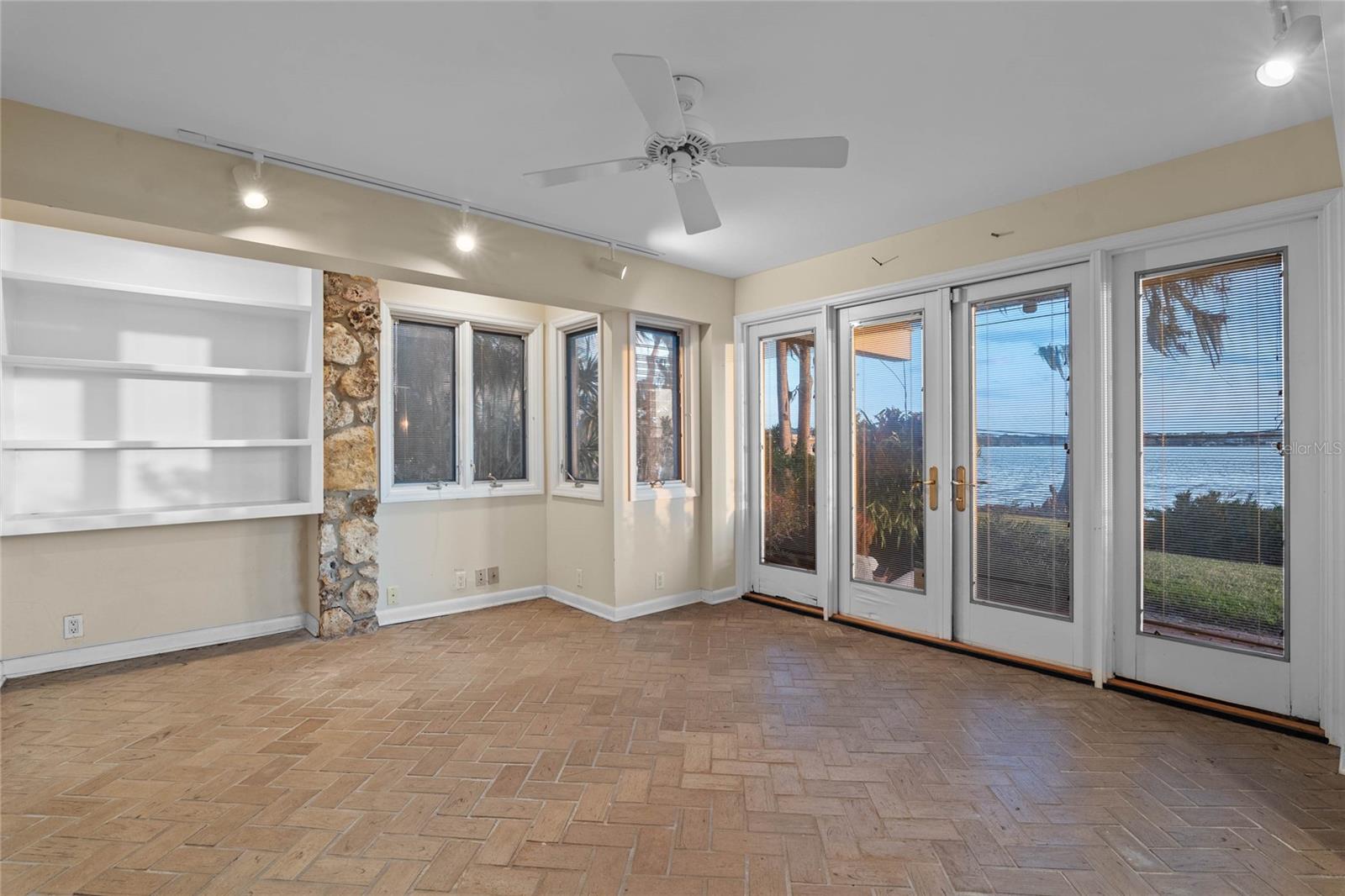 HOLLIEANNA SHORES 1ST ADD - Residential