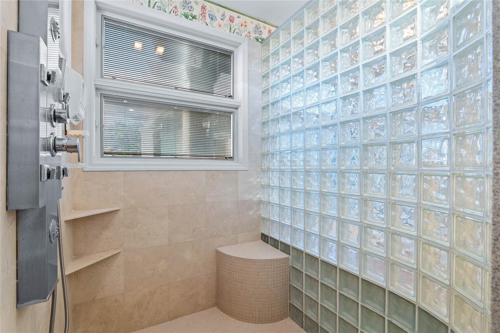 HOLLIEANNA SHORES 1ST ADD - Residential