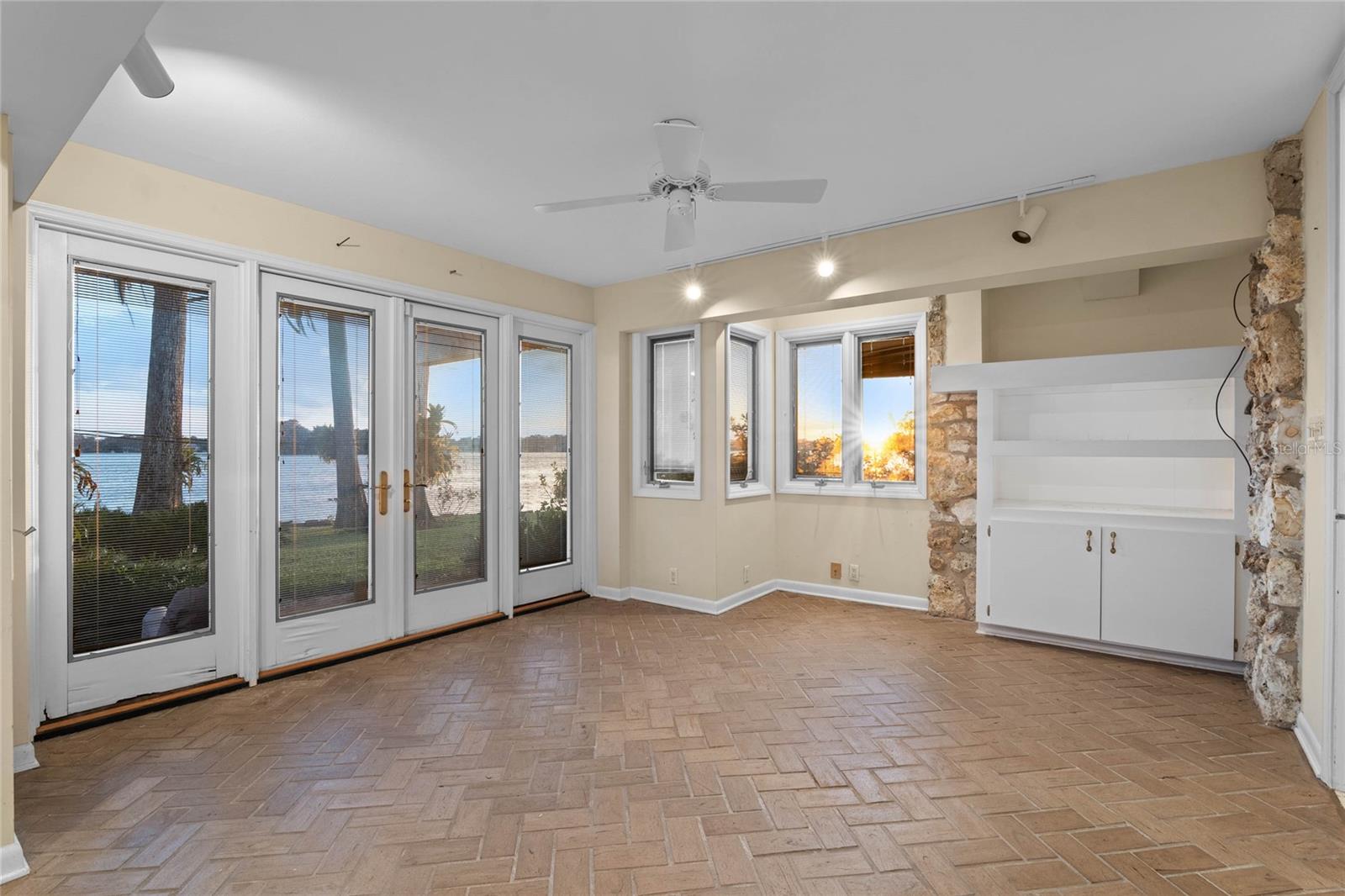 HOLLIEANNA SHORES 1ST ADD - Residential