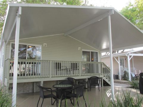 A home in LAKE WALES