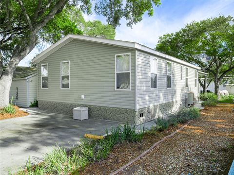 A home in LAKE WALES