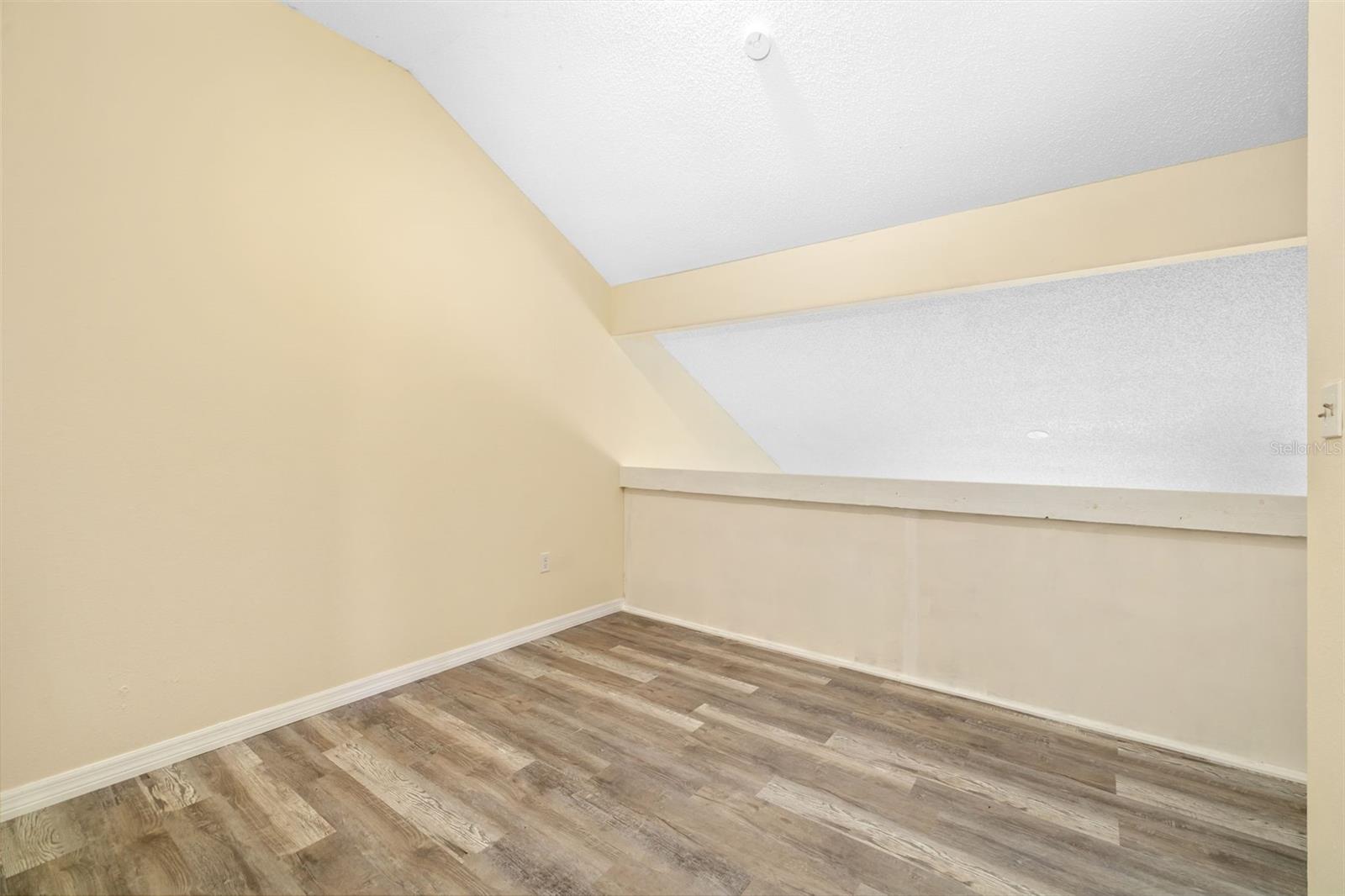 WOODS THE - Residential Lease