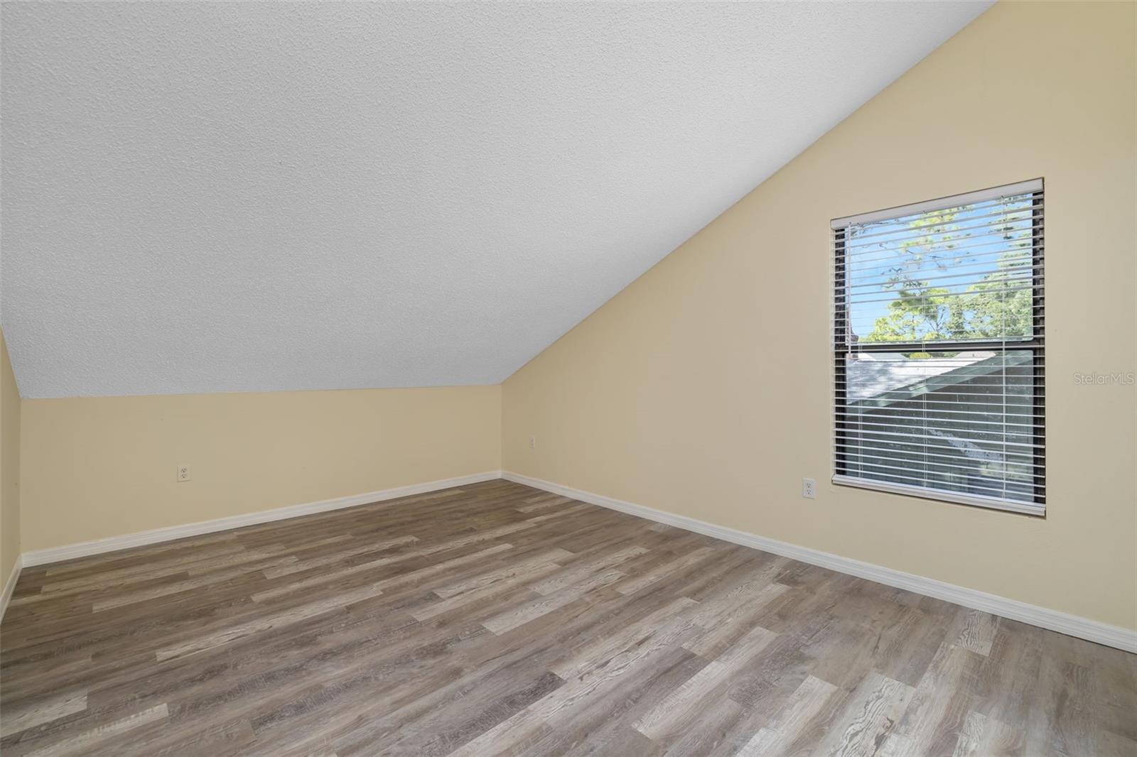 WOODS THE - Residential Lease