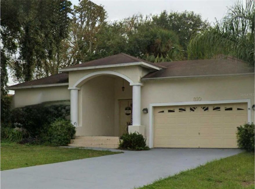 This 3/2 is located in the heart of Dundee! Close to the Lake  Menzi.