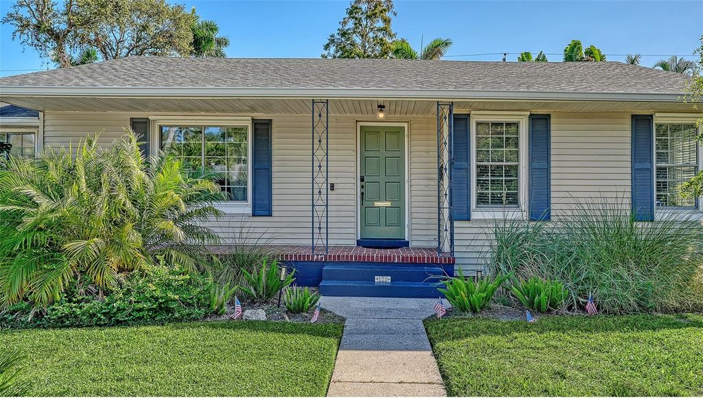 Photo of 121 24th Street W, Bradenton, FL 34205 (MLS # A4671020)