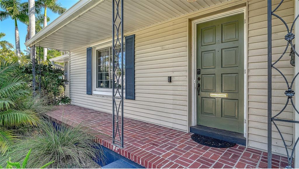 Photo of 121 24th Street W, Bradenton, FL 34205 (MLS # A4671020)