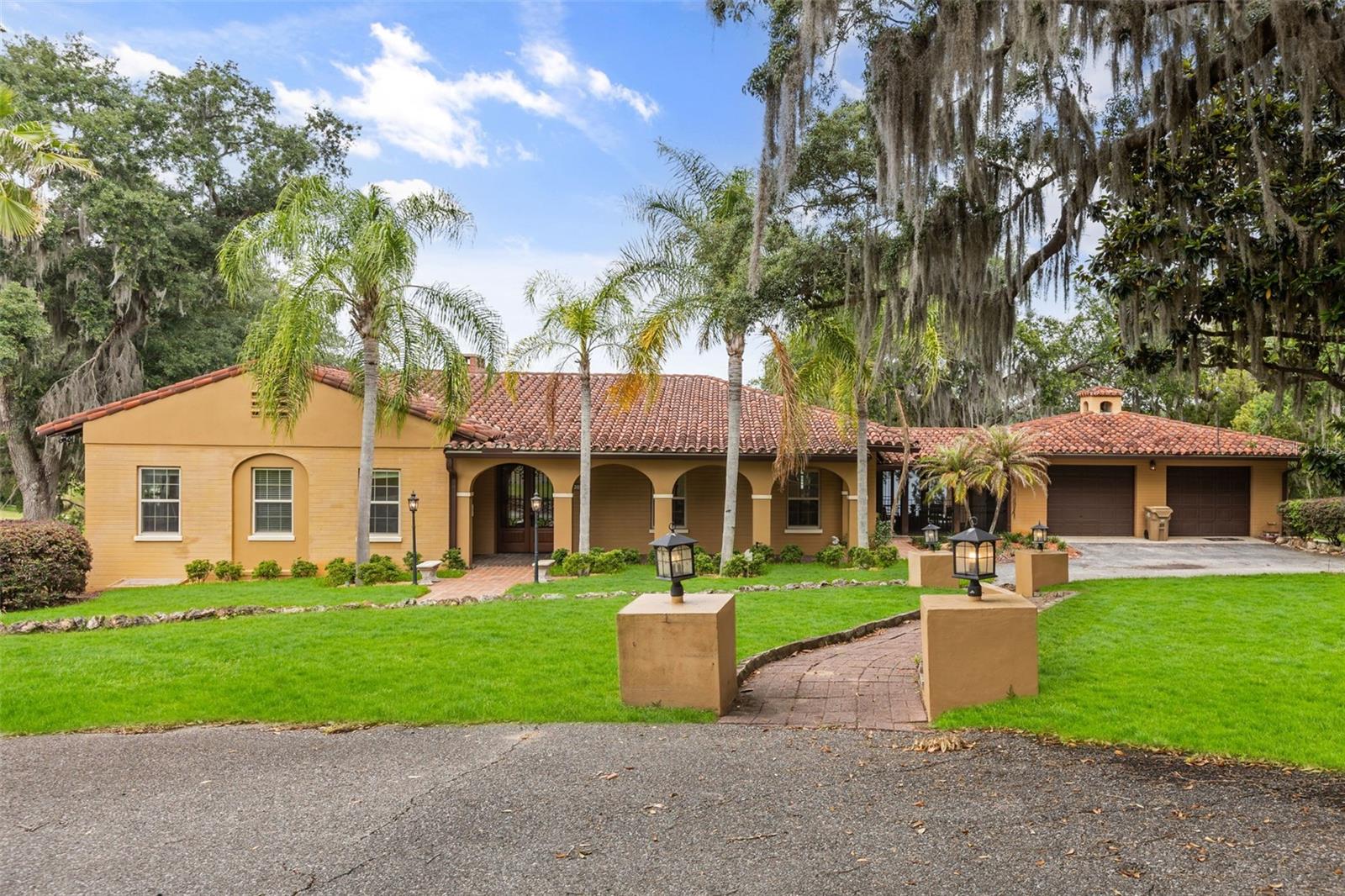 1909 COUNTRY CLUB DRIVE