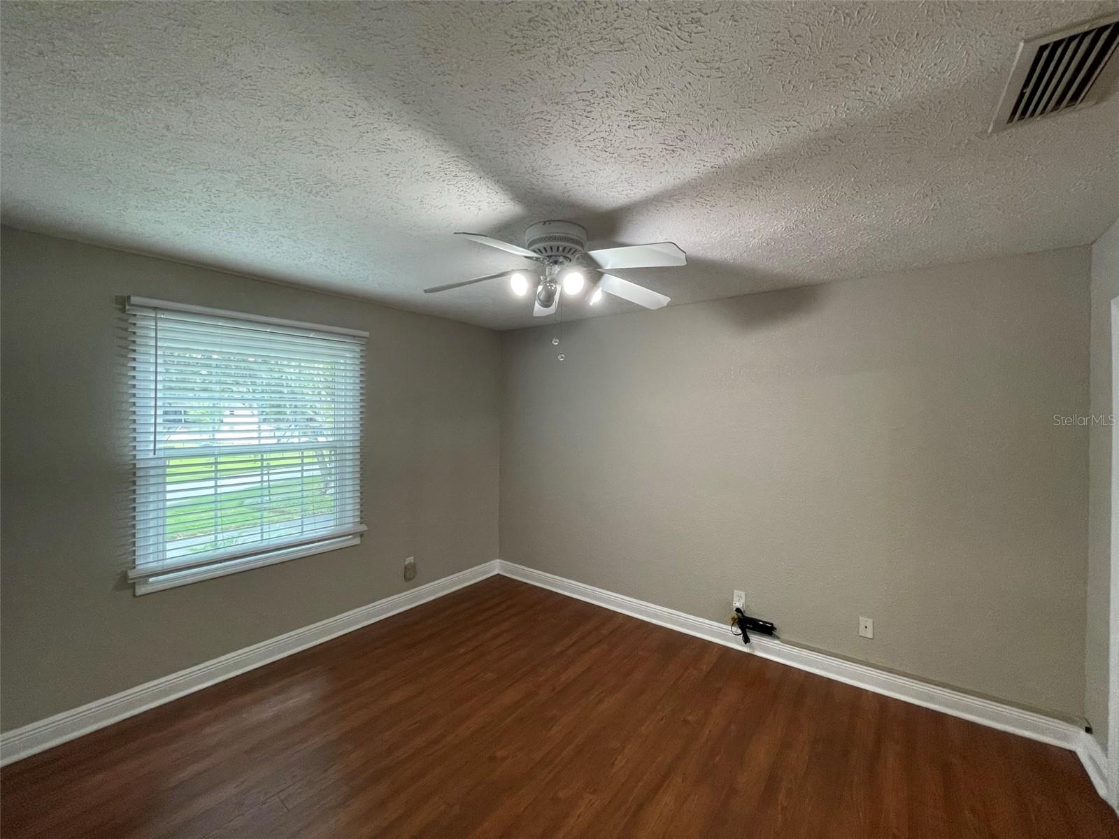 WHISPERING OAKS - Residential