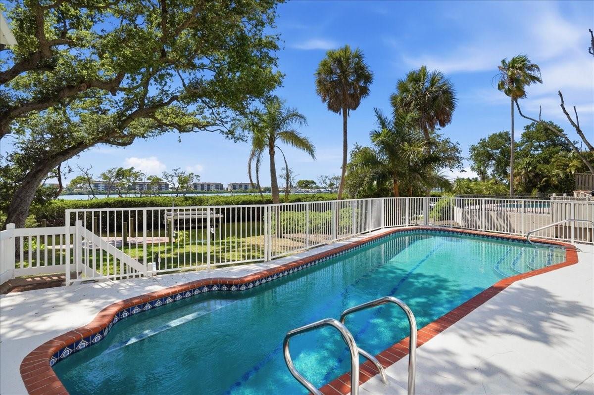 BAY ISLES - Residential
