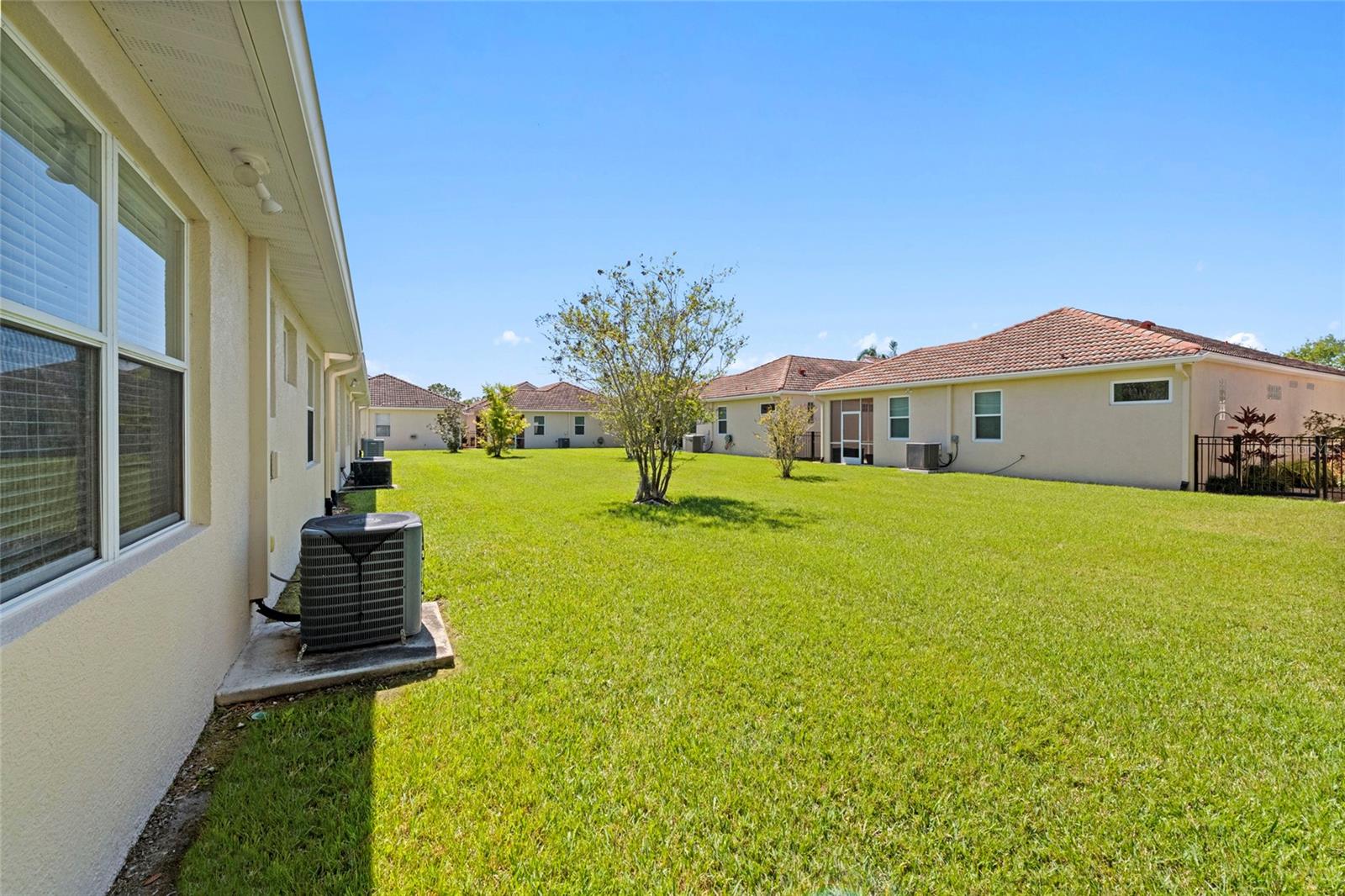PALM LAKES - Residential