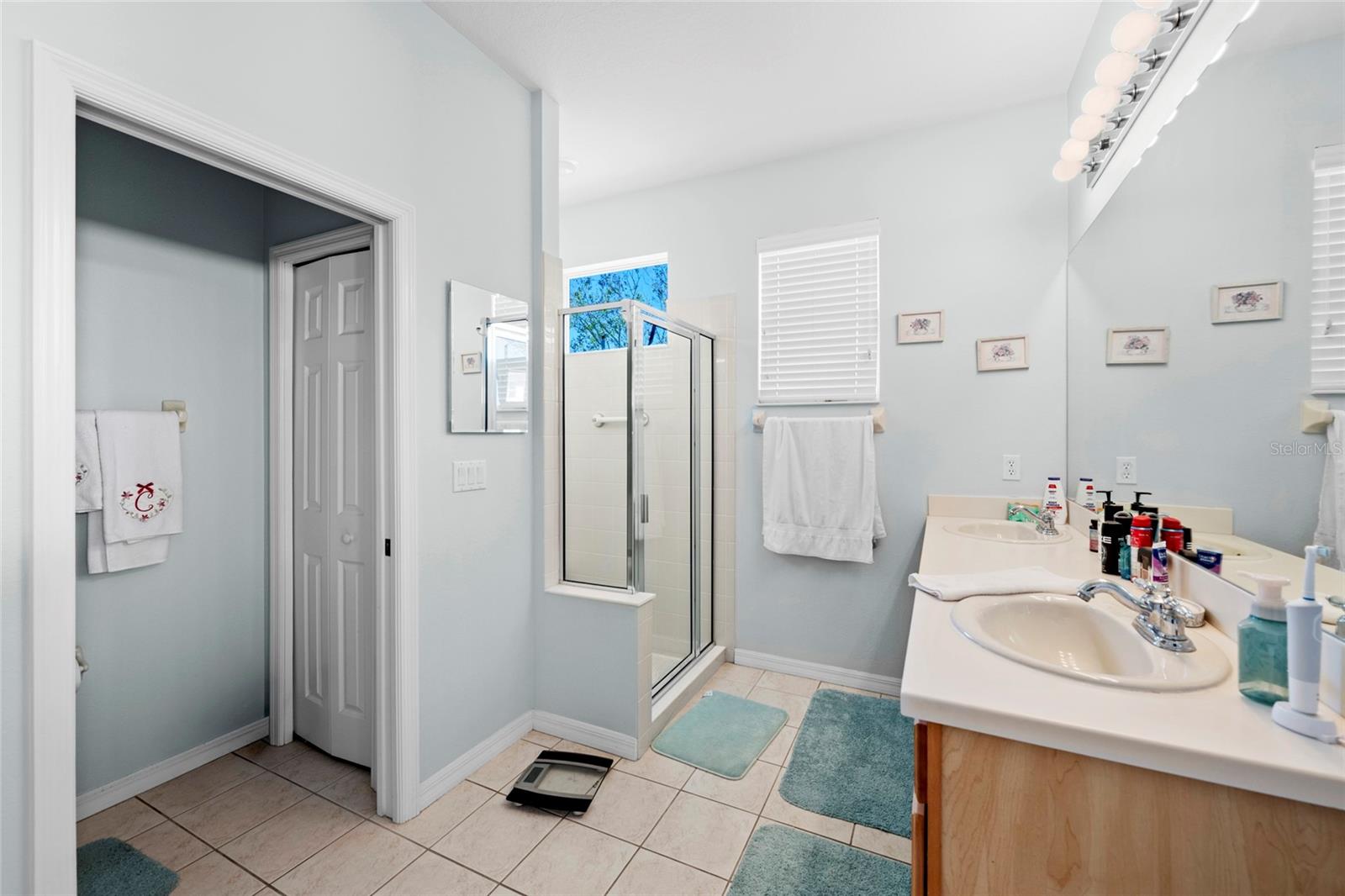 PALM LAKES - Residential