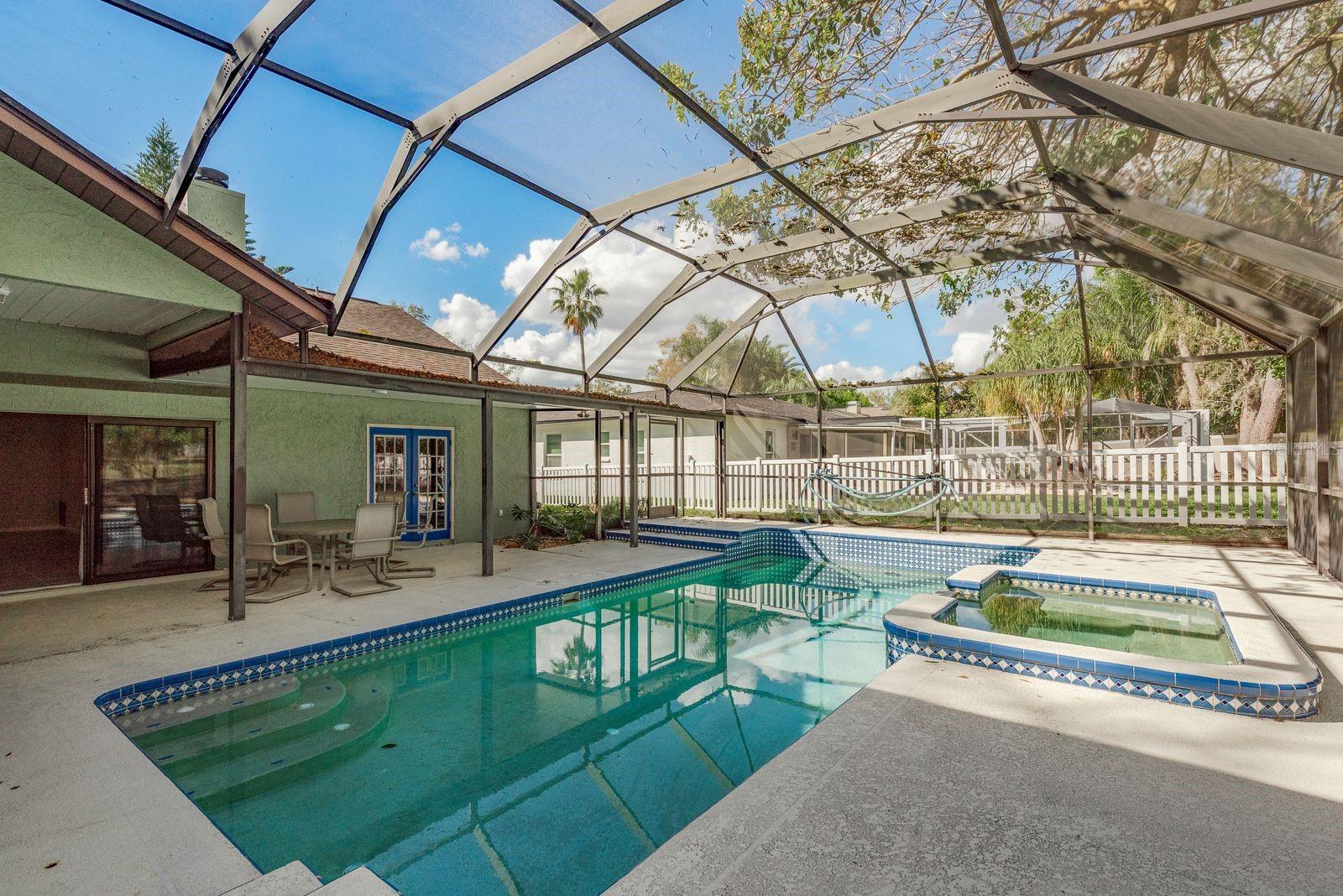 COUNTRY TRAILS - Residential