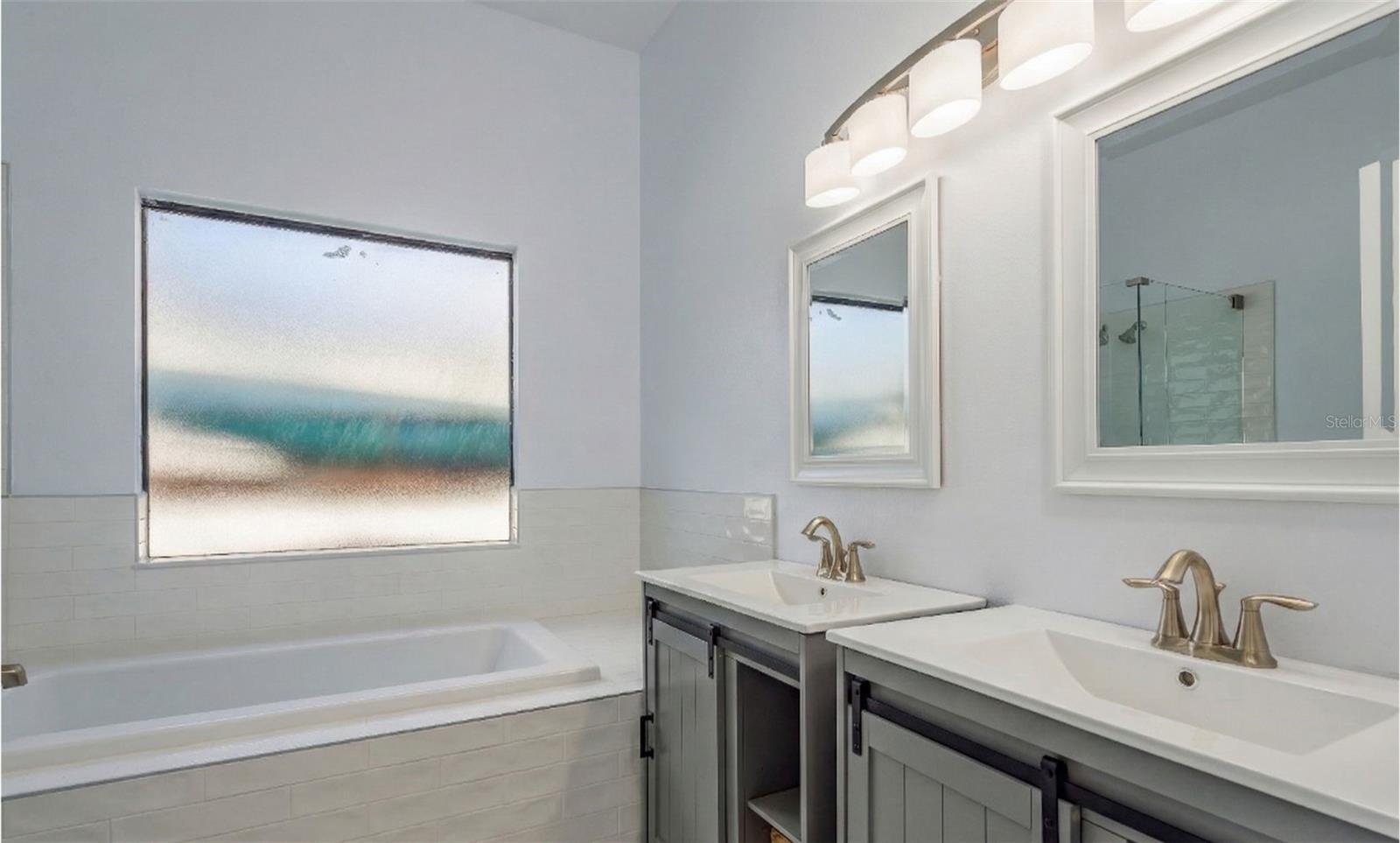 COUNTRY TRAILS - Residential