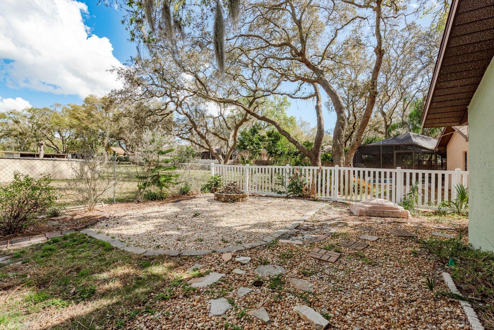 COUNTRY TRAILS - Residential