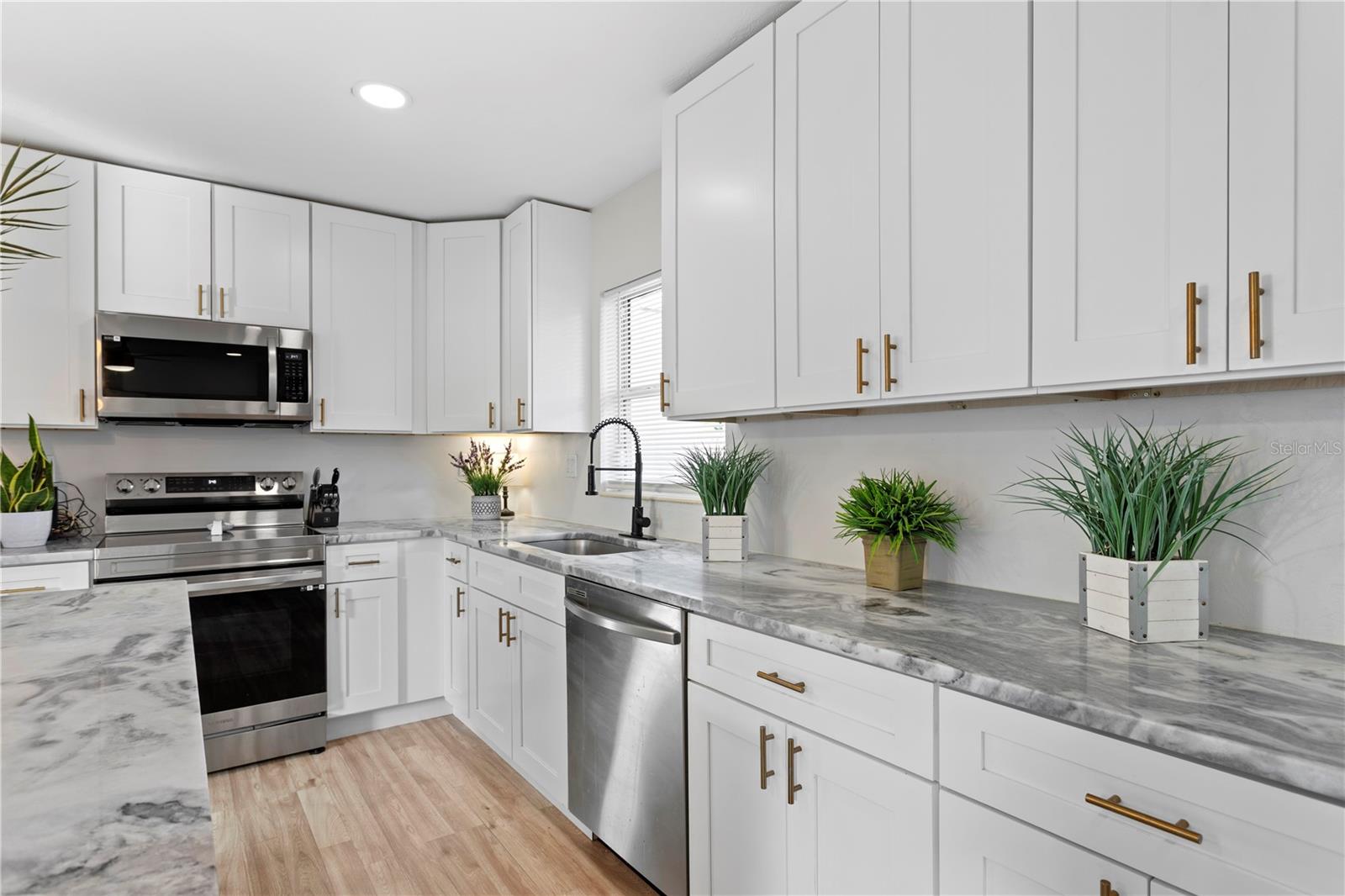 MEADOW LAWN 9TH ADD - Residential