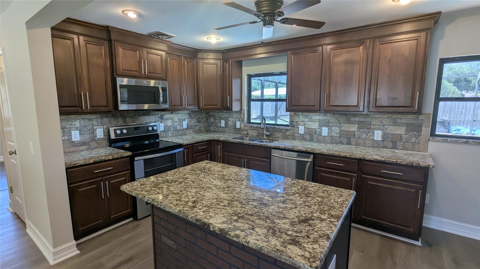 SHERWOOD ESTATES - Residential