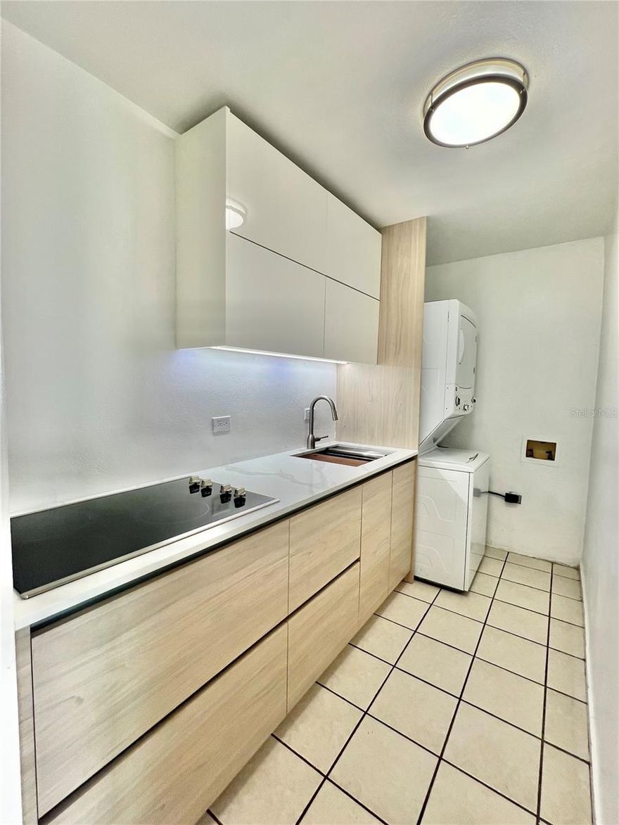 This charming 1-bedroom, 1-bath apartment is available for rent in the vibrant Santurce area, directly across from La Placita del Mercado. Located in the 4th floor with elevator access. Enjoy the convenience of 1 covered parking space and a remodeled kitchen with updated cabinets. The unit comes equipped with fridge, microwave, electric stove, washer & dryer, AC in the bedroom and living area. Secure controlled access ensures your peace of mind. 
Perfectly located near popular restaurants, nightlife, and with easy access to the highway, Condado, San Juan, and Hato Rey. 
Rent include water utility and maintenance. 

Don’t miss out on this fantastic opportunity!