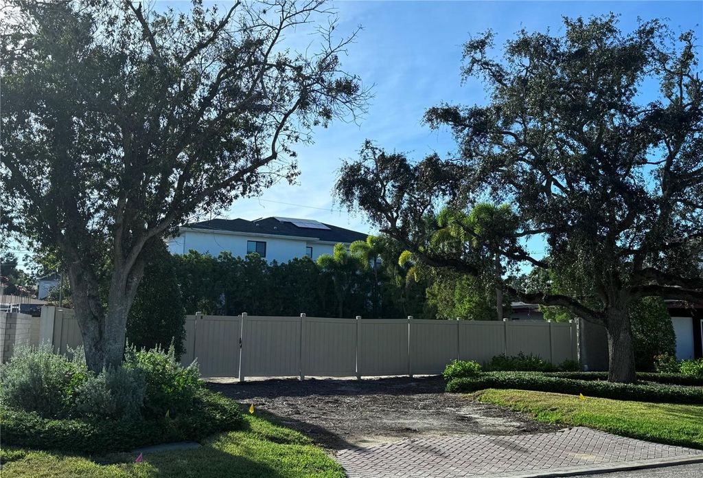 Photo of 622 Danube Avenue, Tampa, FL 33606 (MLS # TB8453946)