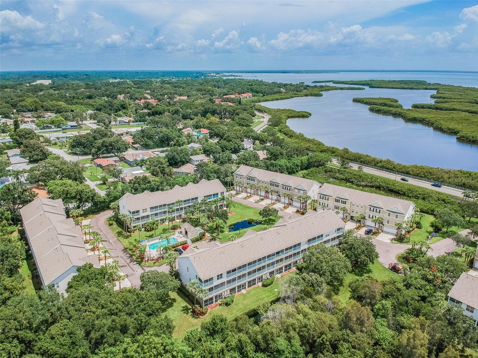 BAYSHORE TWNHS - Residential